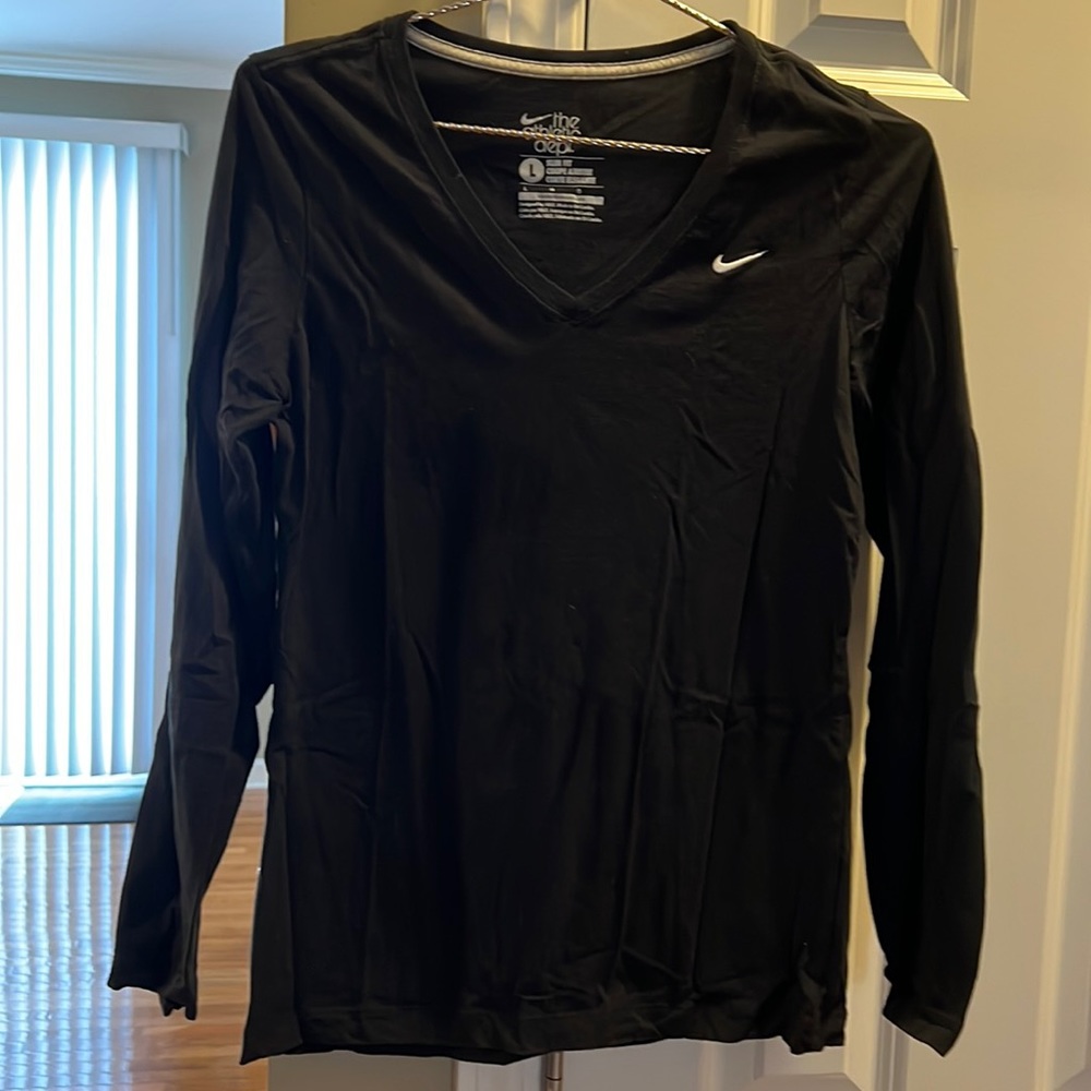 NIKE Slim Fit | Large | Have fun working out in this 💯% cotton long sleeve top